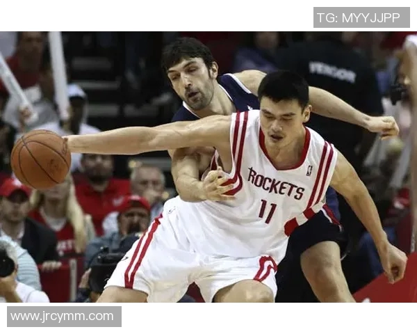 姚明在NBA赛场遭遇鹰队挑战展现出不屈精神与团队合作的精彩瞬间 姚明在NBA赛场遭遇鹰队挑战展现出不屈精神与团队合作的精彩瞬间